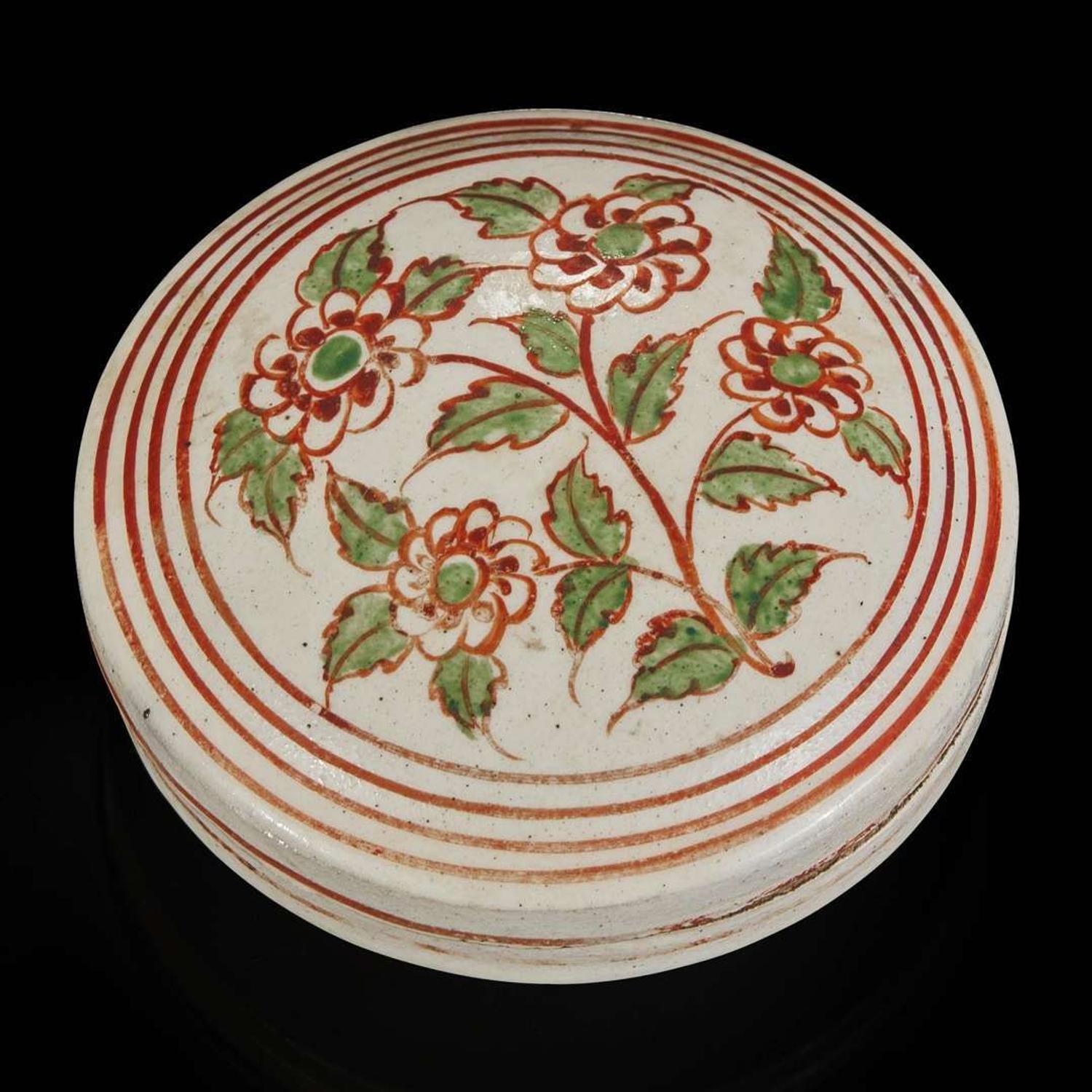 A red and green-enameled Cizhou cosmetic box 红绿彩磁州窑梳妆盒 Jin dynasty ?