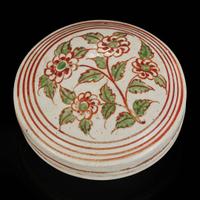 A red and green-enameled Cizhou cosmetic box 红绿彩磁州窑梳妆盒 Jin dynasty ?