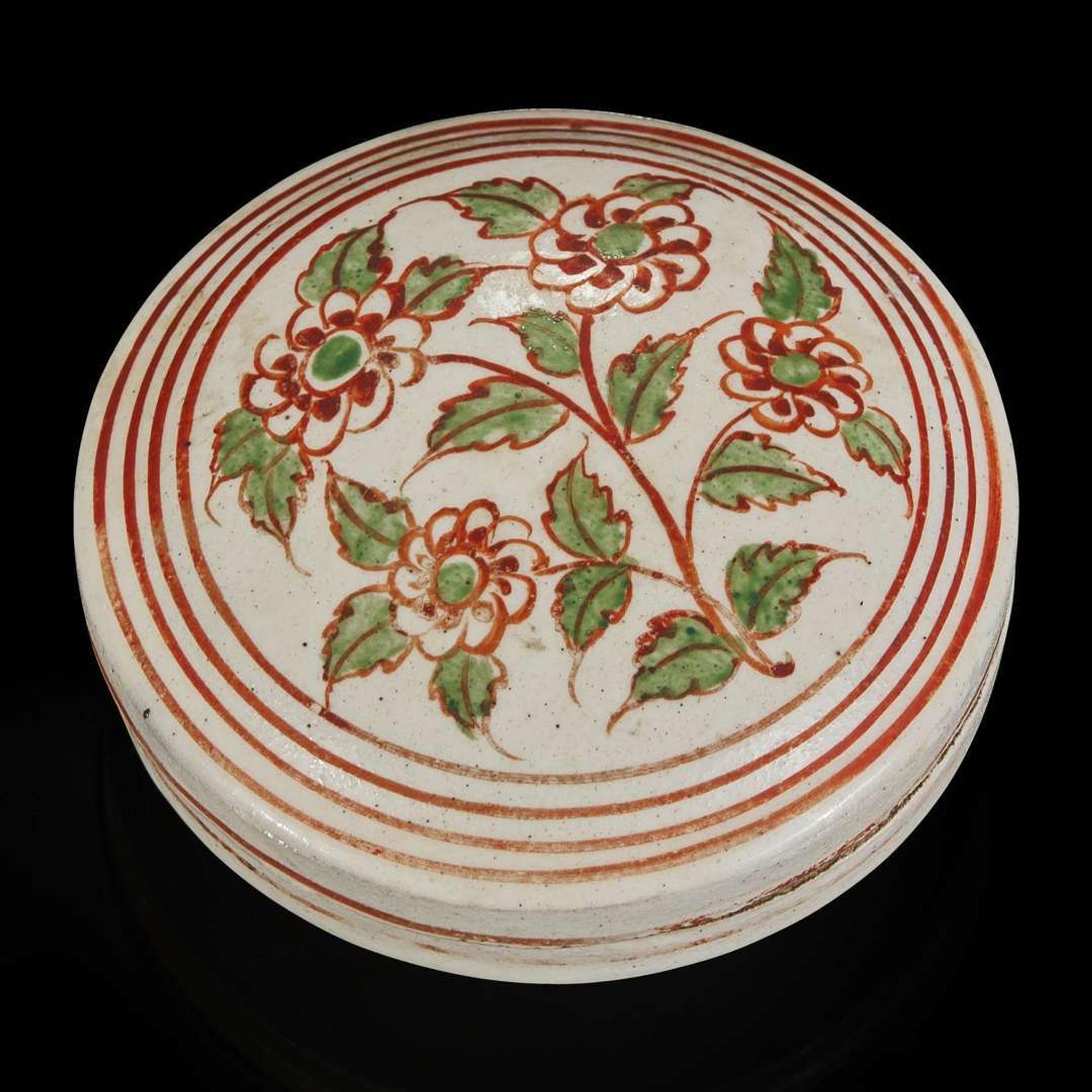 A red and green-enameled Cizhou cosmetic box 红绿彩磁州窑梳妆盒 Jin dynasty ?