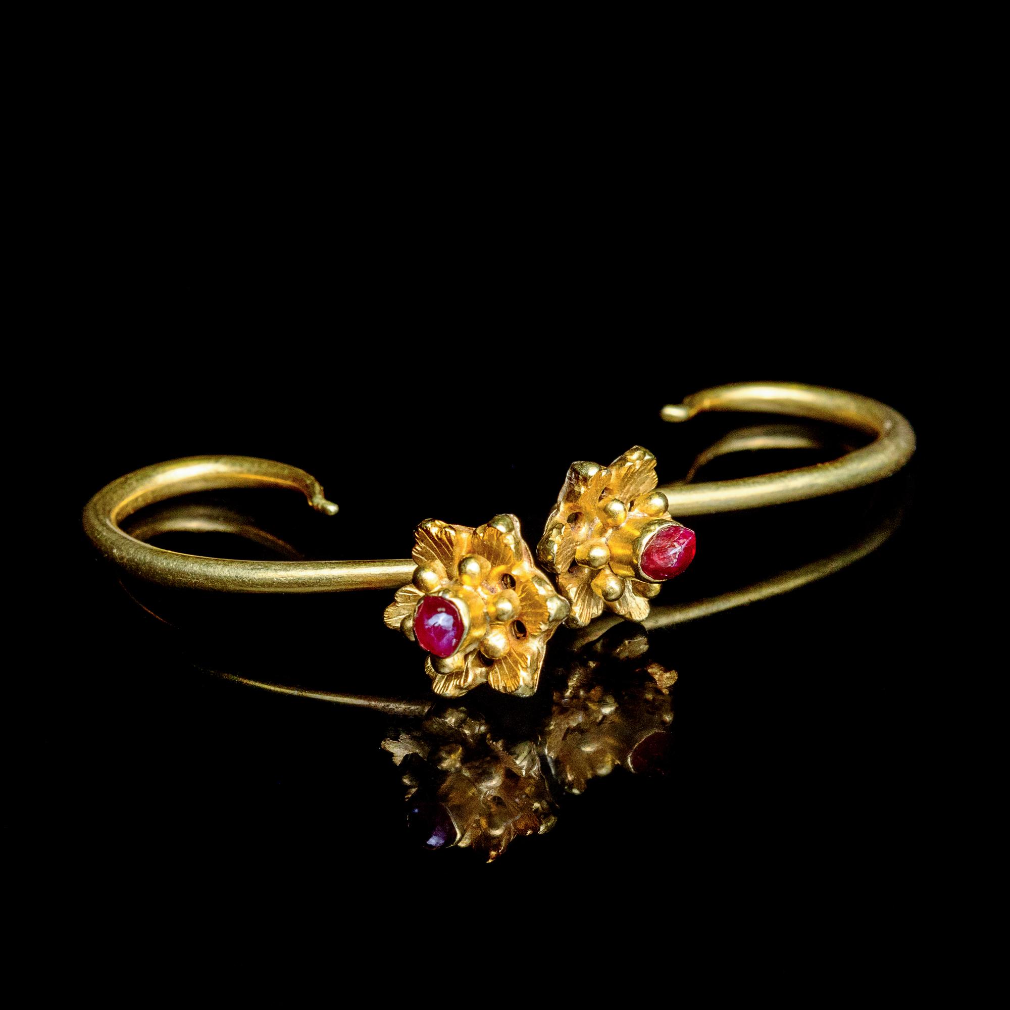 A Pair of Chinese Ruby Inset Gold 'Clove' Earrings, Dingxiang, Ming Dynasty 明 嵌紅寶花頭金丁香一對
