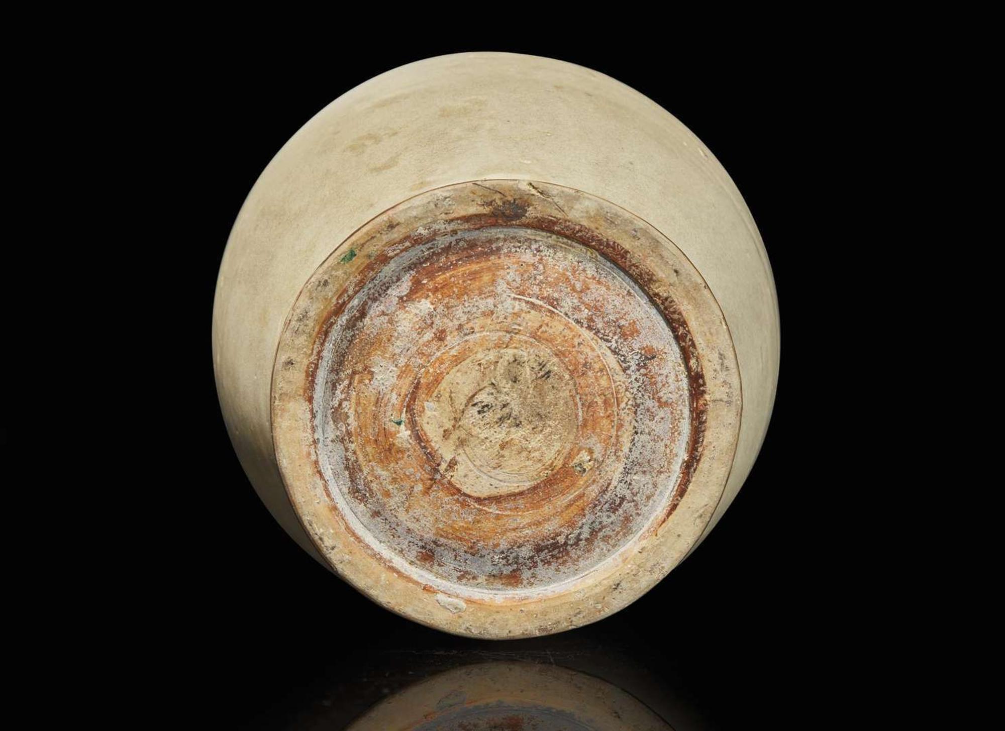A large Vietnamese pale celadon-glazed jar, Ly to Tran dynasties, 11th-14th century 月白釉大罐 李朝至陳朝 十一至十四世紀