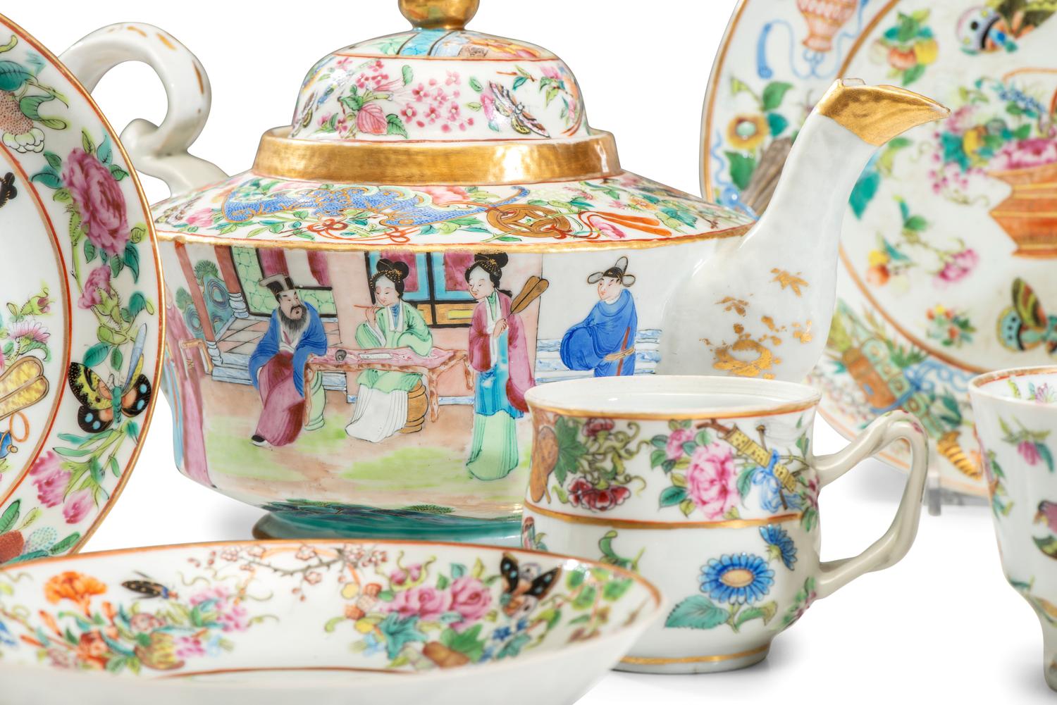 A Chinese Export Canton Famille Rose Porcelain Dinner Service