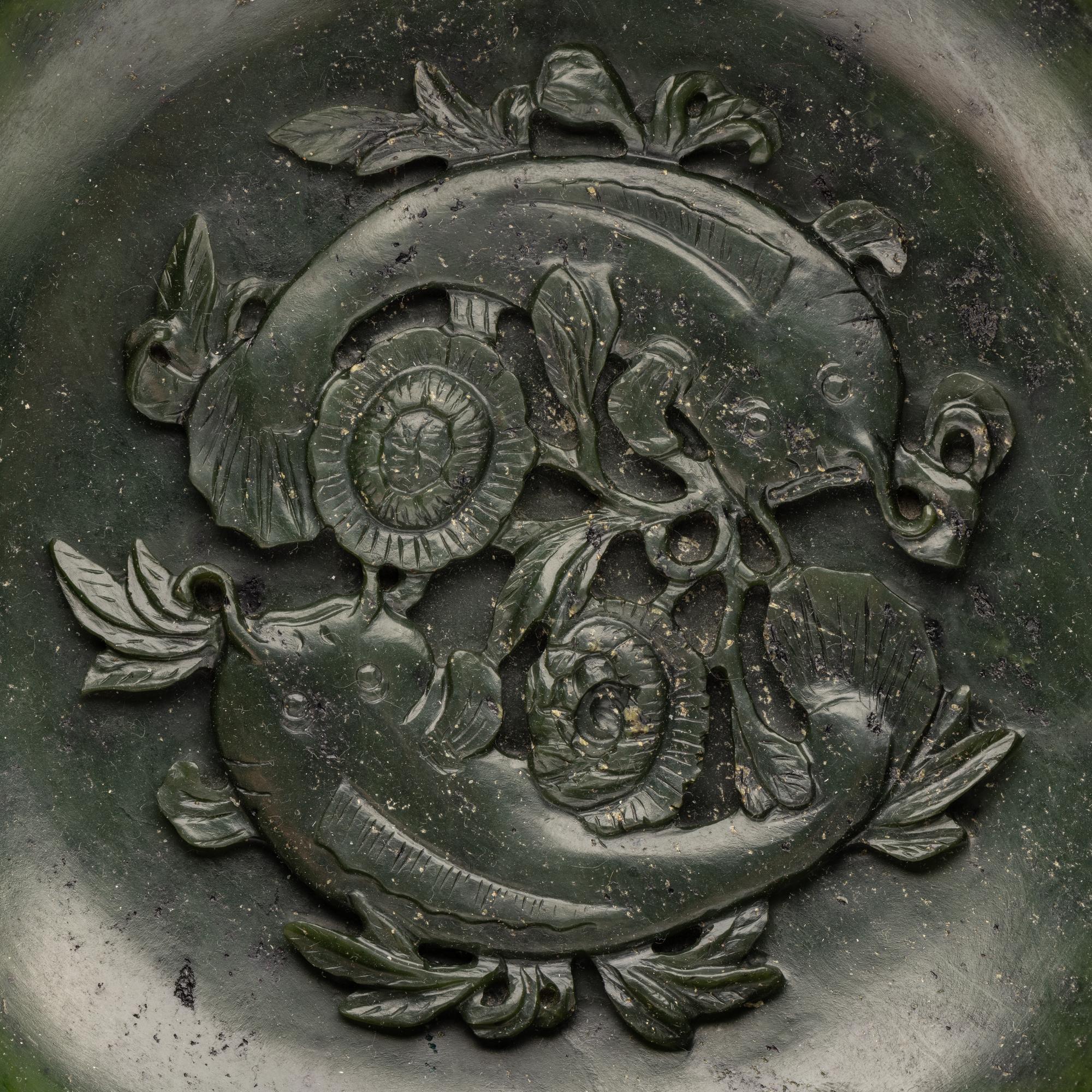 A Chinese Carved Spinach Jade Marriage Bowl, Late Qing/Republic Period 晚清/民國 碧玉雙魚活環洗