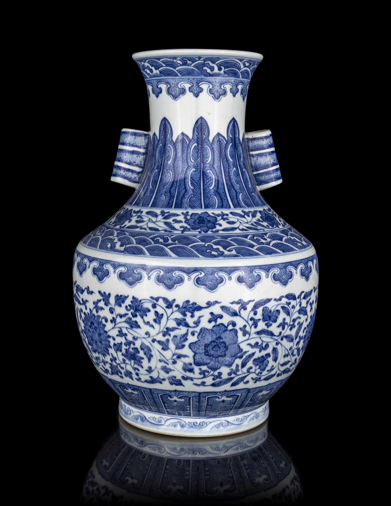 A Chinese Blue and White Porcelain Zun Vase