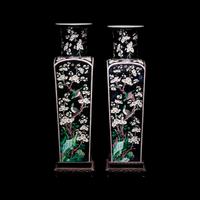 A Pair of Chinese Famille Noire Porcelain Square Vases, 19th Century 清晚期 墨地素三彩喜上眉梢圖方瓶一對