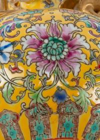A Pair of Chinese Export Porcelain Vases