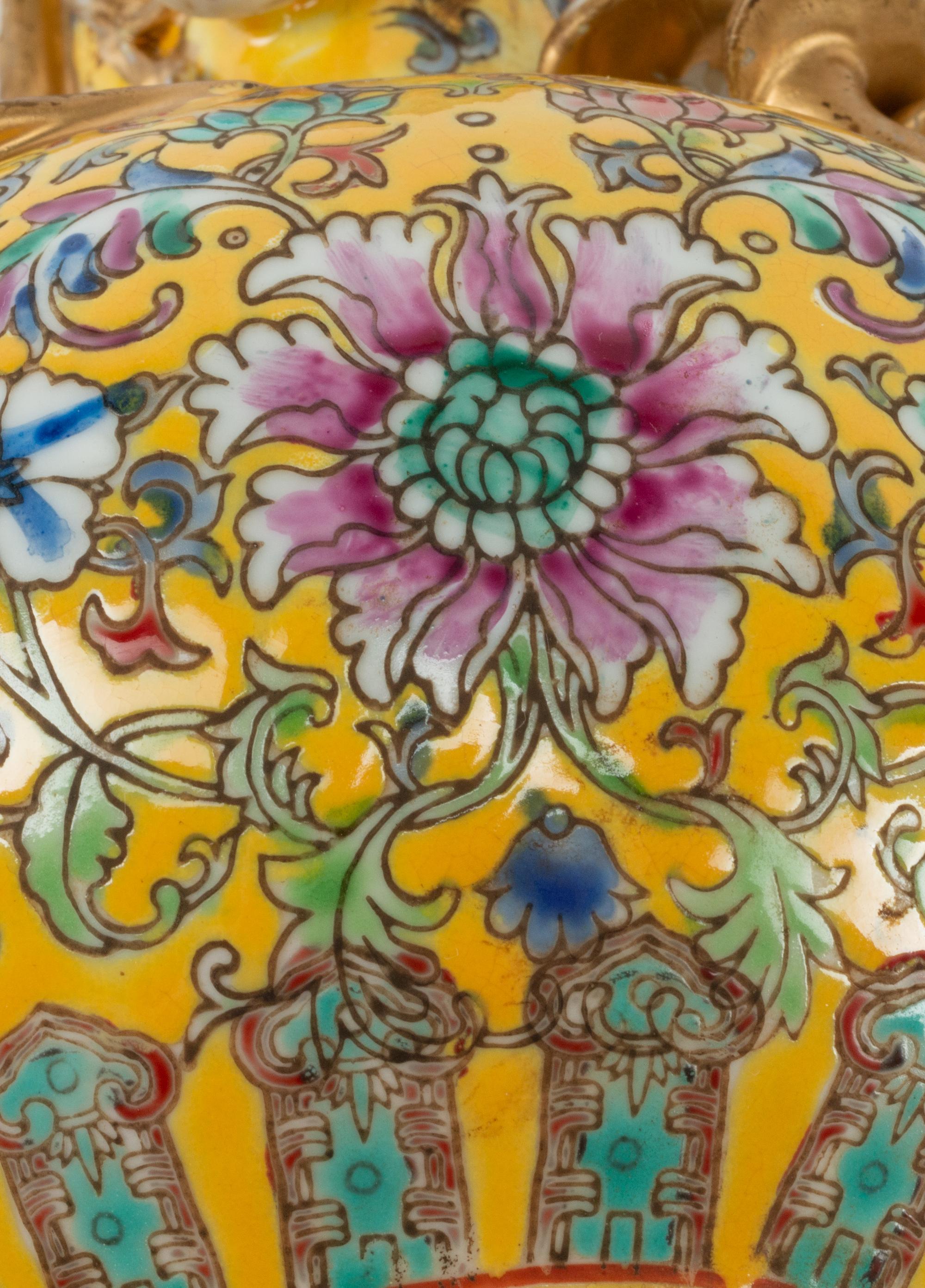 A Pair of Chinese Export Porcelain Vases