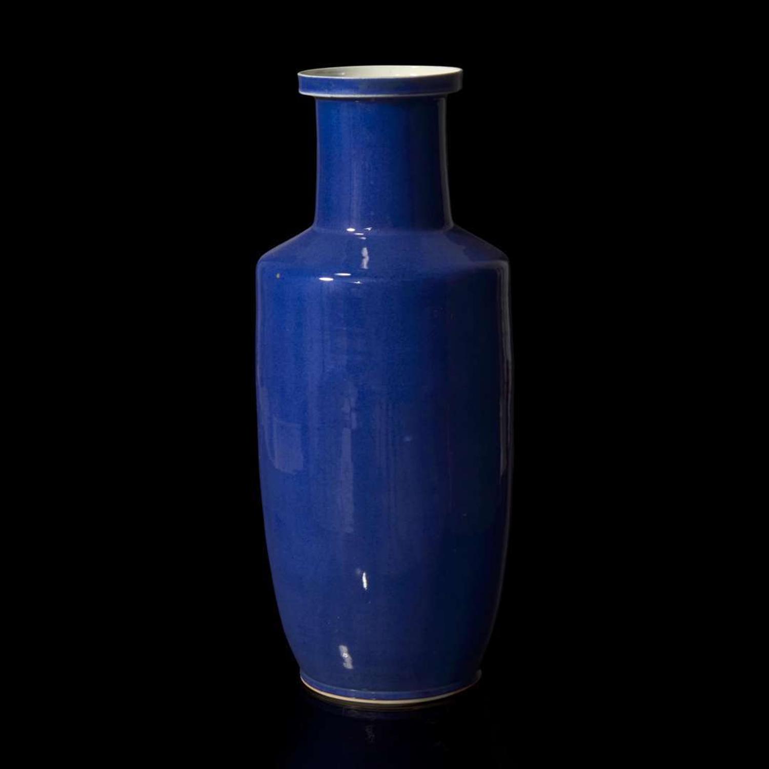 A Chinese powder blue-glazed rouleau vase 灑藍釉棒槌瓶 Late 19th/early 20th century ??????????