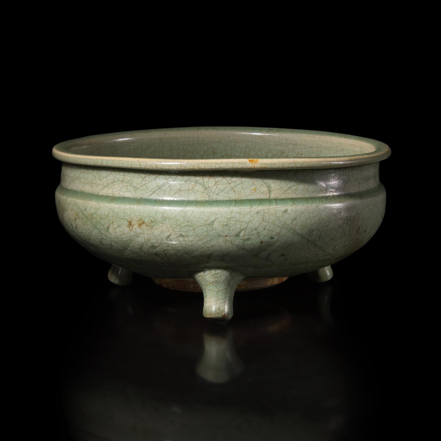 A Chinese Longquan Celadon Glazed Tripod Censer, Late Ming-Early Qing Dynasty — 明末清初 龍泉青釉刻花三足爐