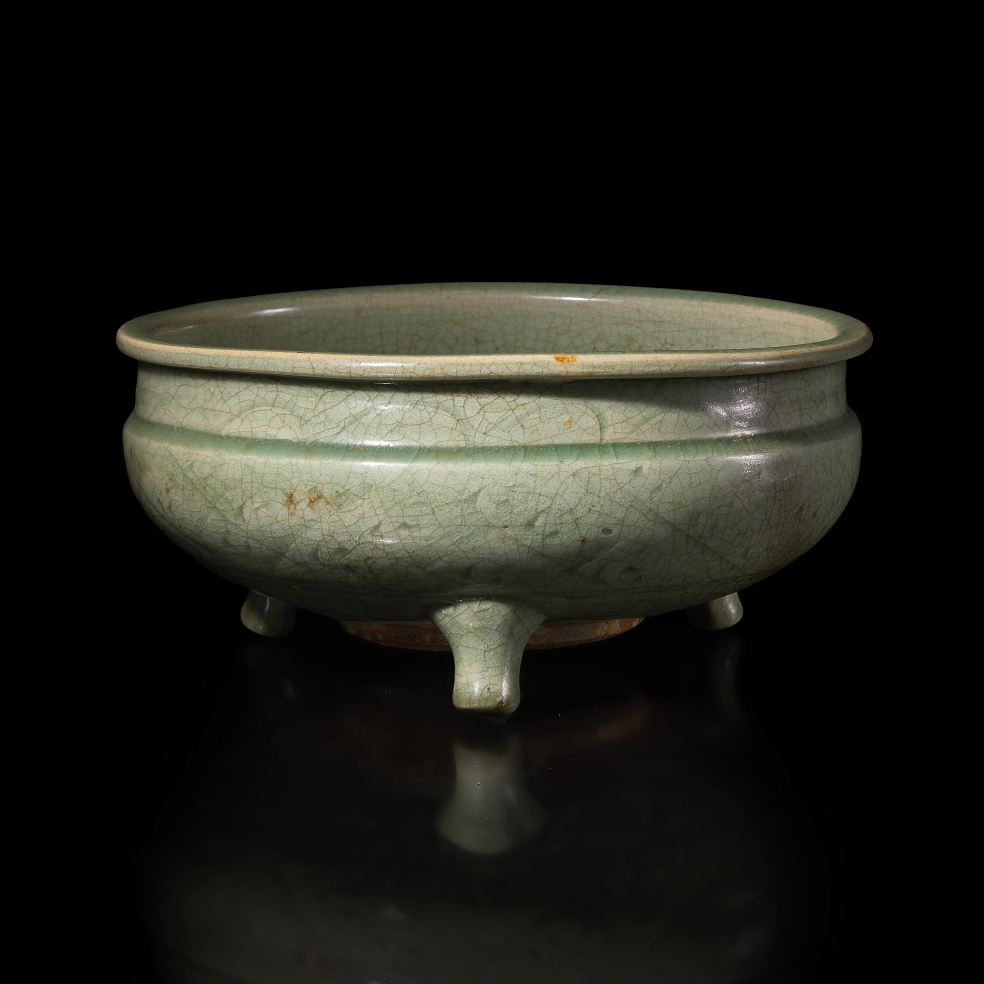 A Chinese Longquan Celadon Glazed Tripod Censer, Late Ming-Early Qing Dynasty — 明末清初 龍泉青釉刻花三足爐