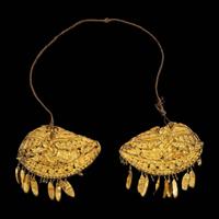 A pair of Asian gold repoussé plaques 錾刻金牌饰一对