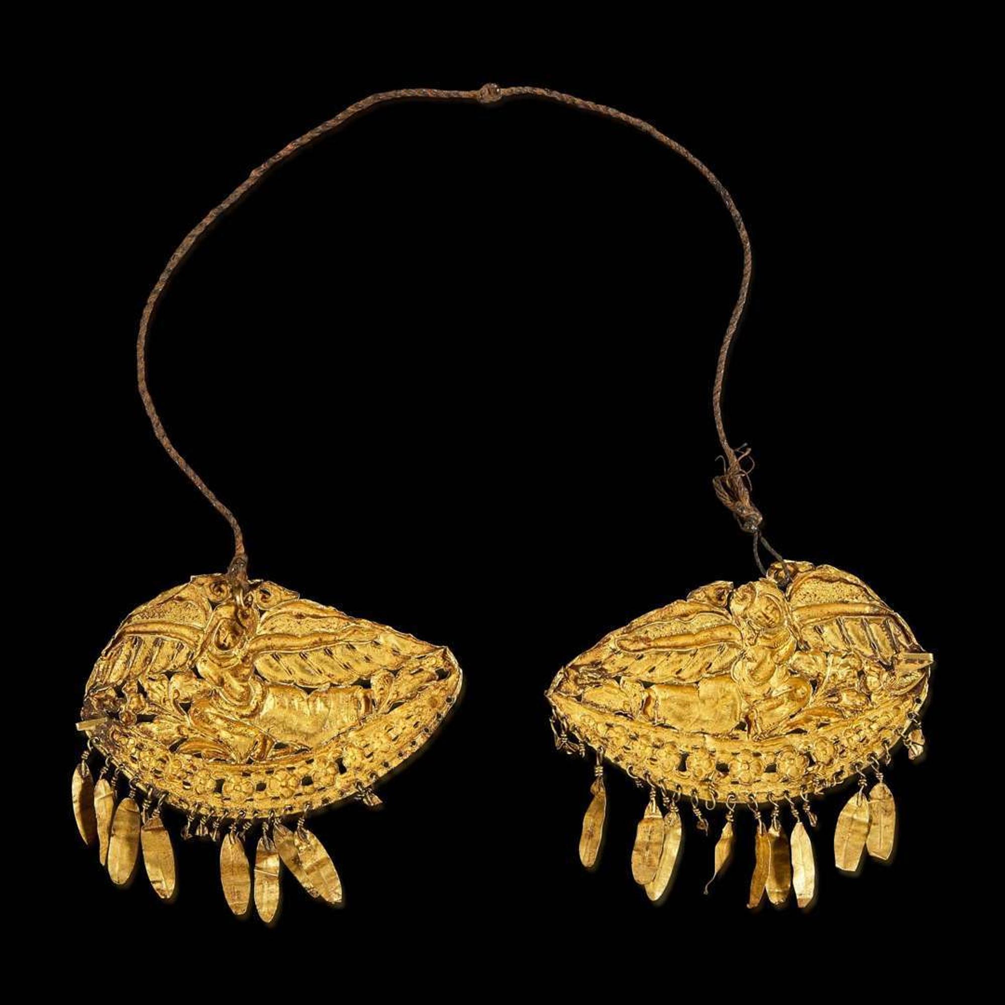 A pair of Asian gold repoussé plaques 錾刻金牌饰一对