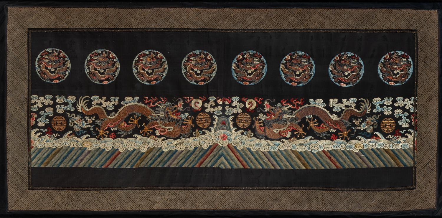 A Chinese Embroidered 'Dragon' Silk Panel, 19th Century 清晚期 團龍紋綉片