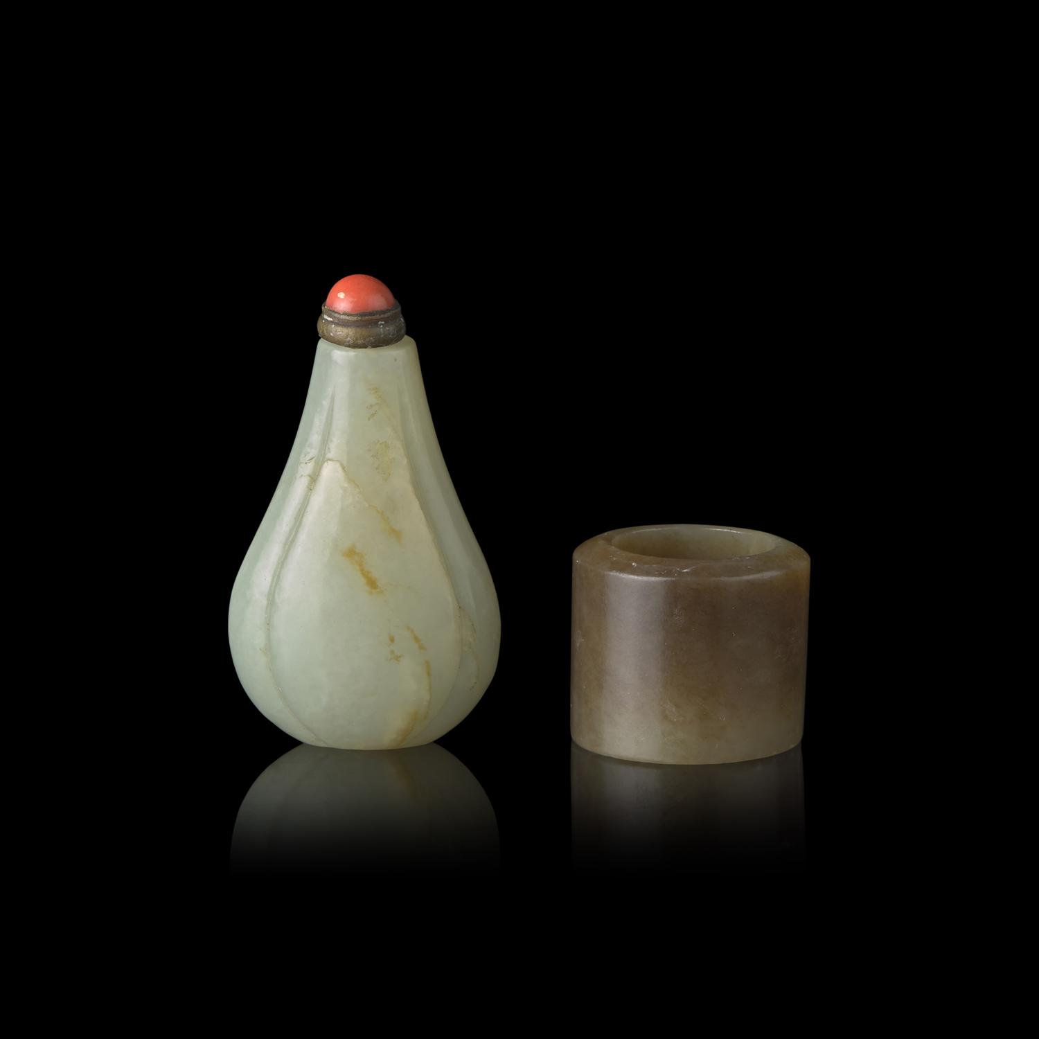 A Chinese Pale Celadon Jade Lobed Snuff Bottle and a Russet Jade Archer's Ring, 19th Century 清晚期 青白玉瓜形鼻煙壺及灰白玉扳指
