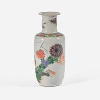 A small Chinese famille verte-decorated porcelain rouleau vase 五彩纸槌瓶