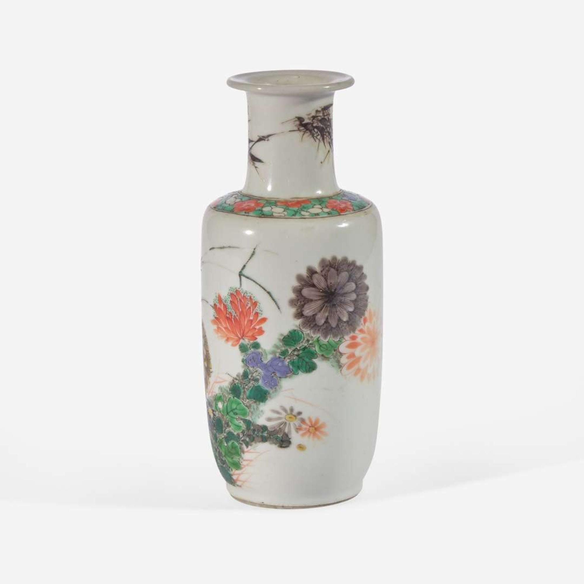 A small Chinese famille verte-decorated porcelain rouleau vase 五彩纸槌瓶