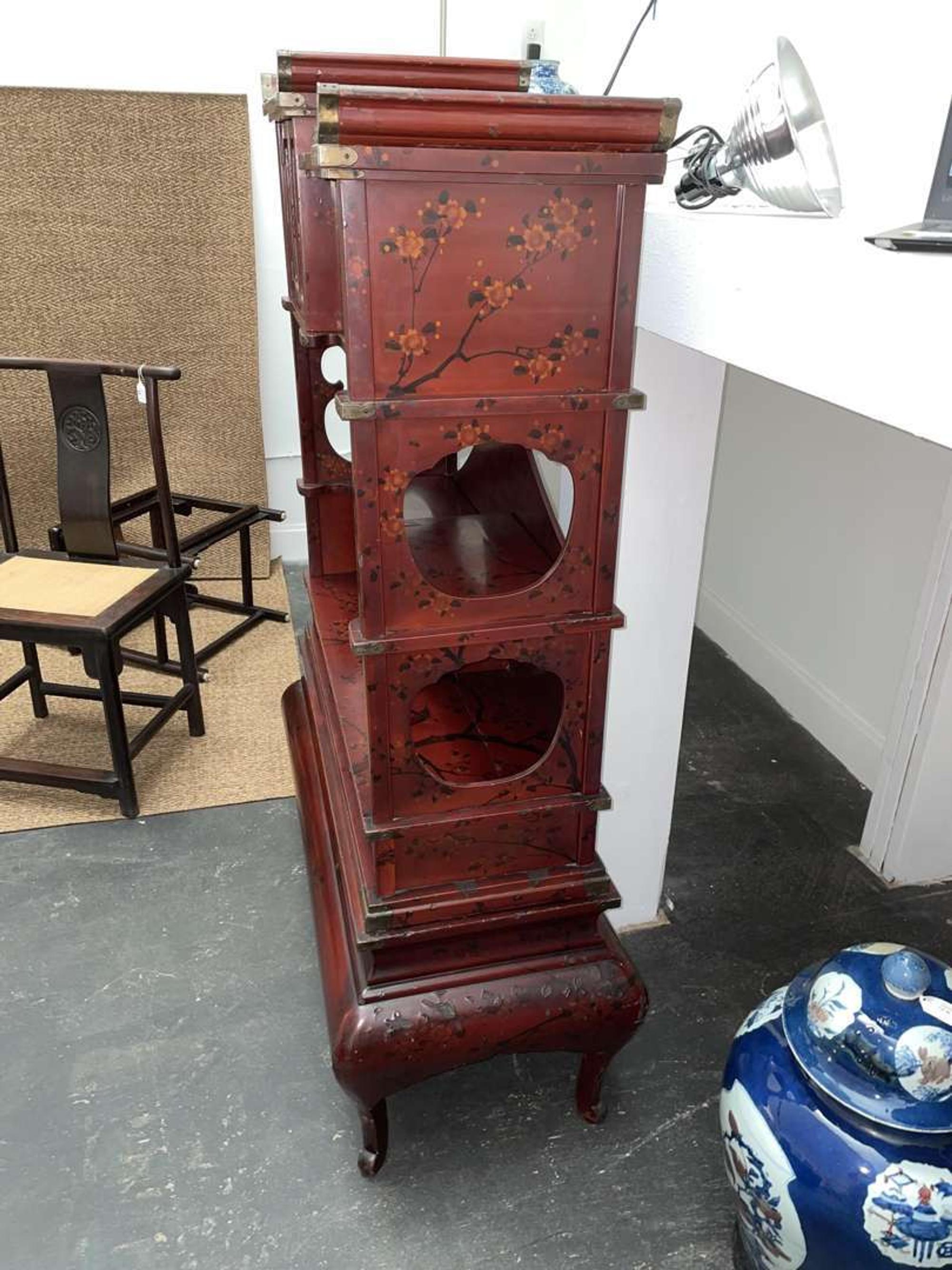 A Japanese lacquer display cabinet with cloisonné panels 日本漆器立柜及底座 Late Meiji period ????