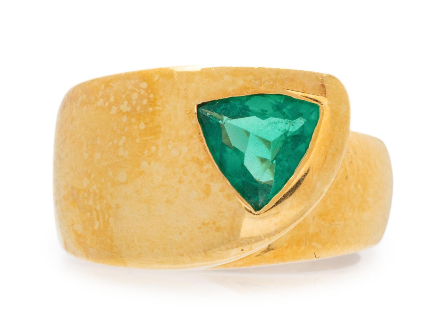 An 18 Karat Yellow Gold and Emerald Ring,