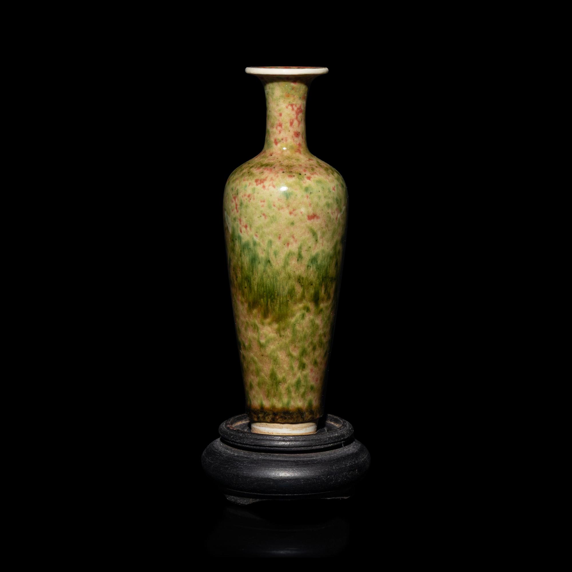 A Chinese Peachbloom Glazed Porcelain Amphora Vase, 19th/20th Century — 晚清-民國 豇豆紅釉柳葉尊