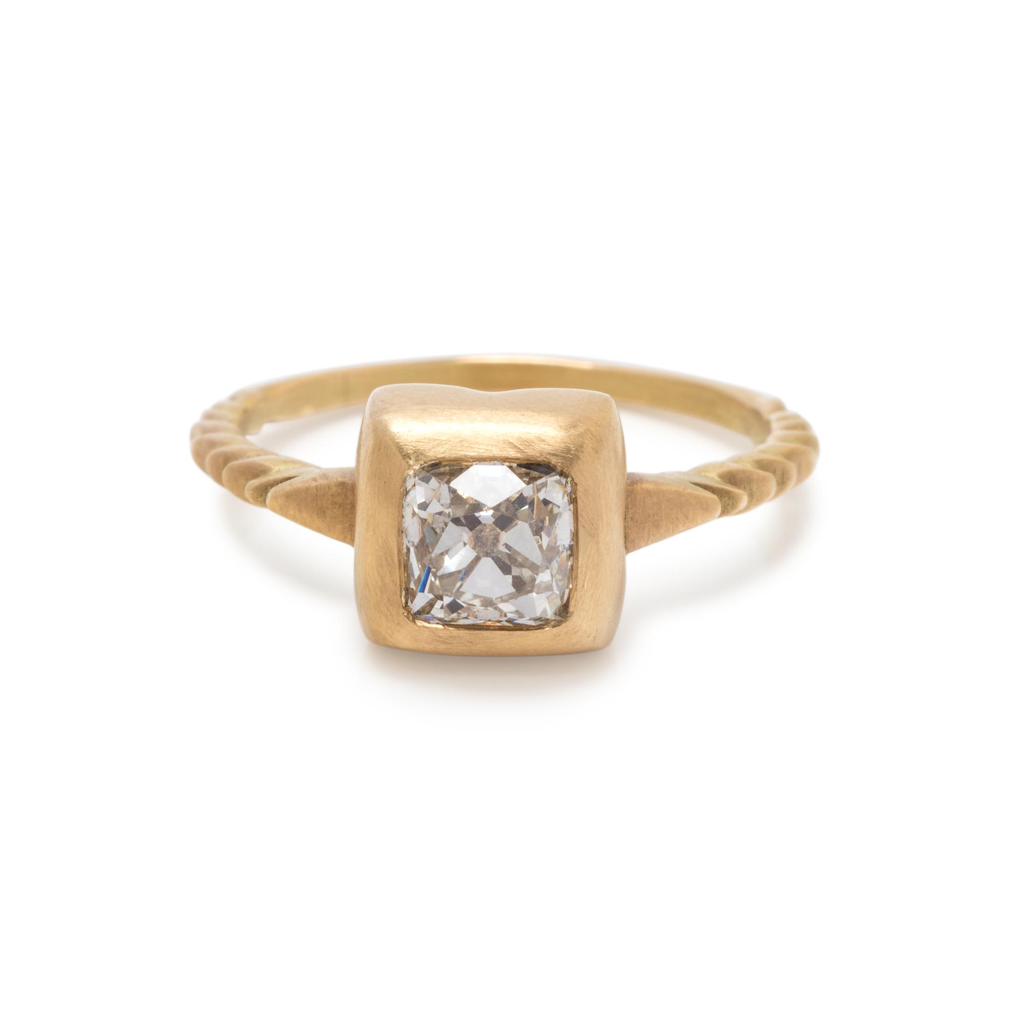 YELLOW GOLD AND DIAMOND RING