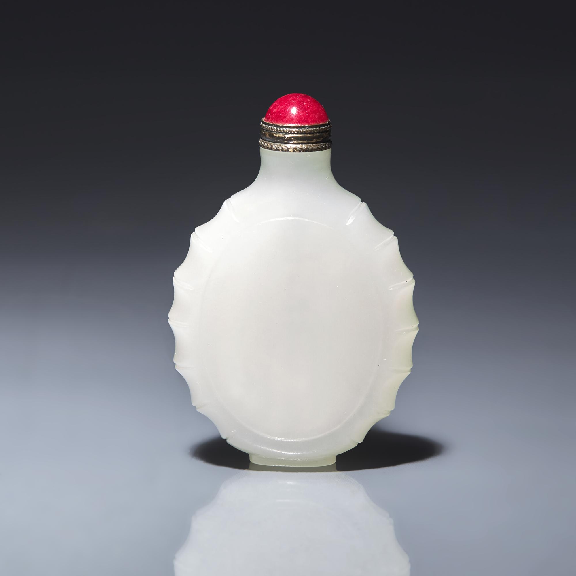 A Chinese White Jade Snuff Bottle 白玉素面鼻烟壺