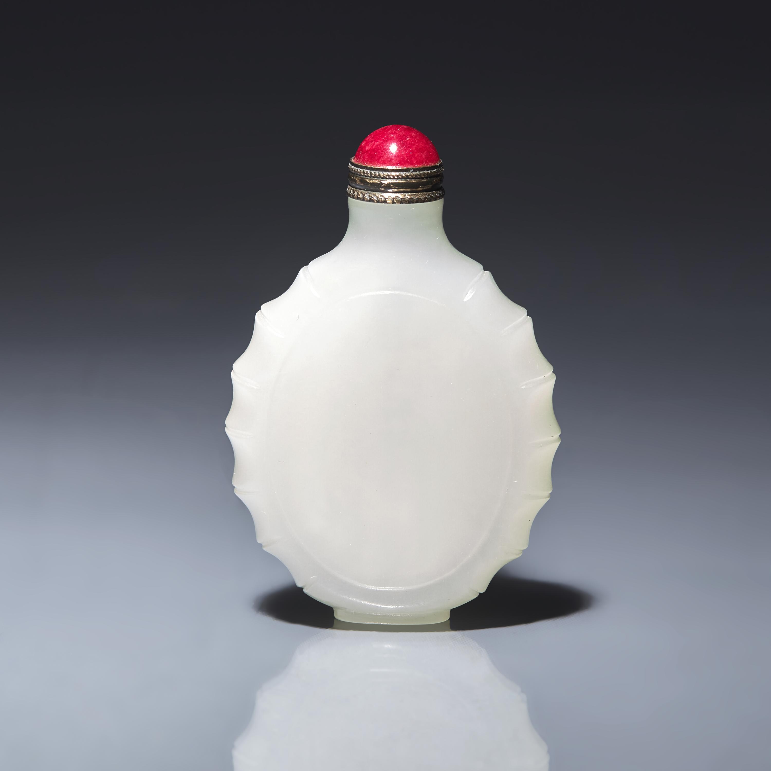 A Chinese White Jade Snuff Bottle 白玉素面鼻烟壺