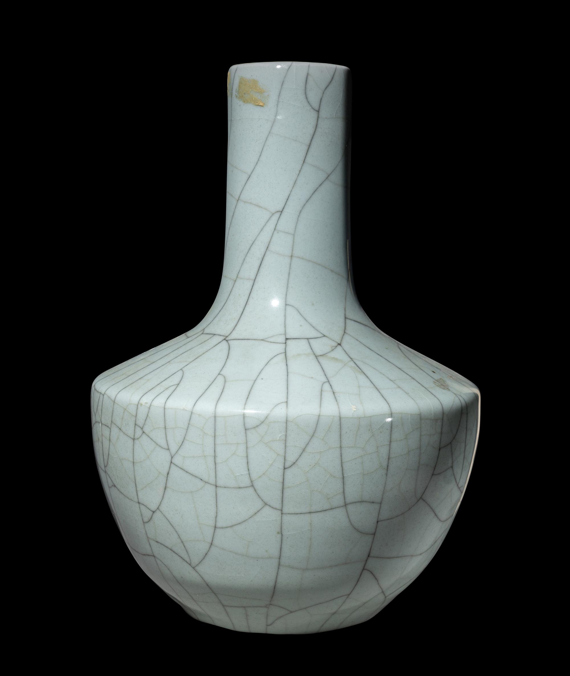 A Chinese Guan- Type Porcelain Vase