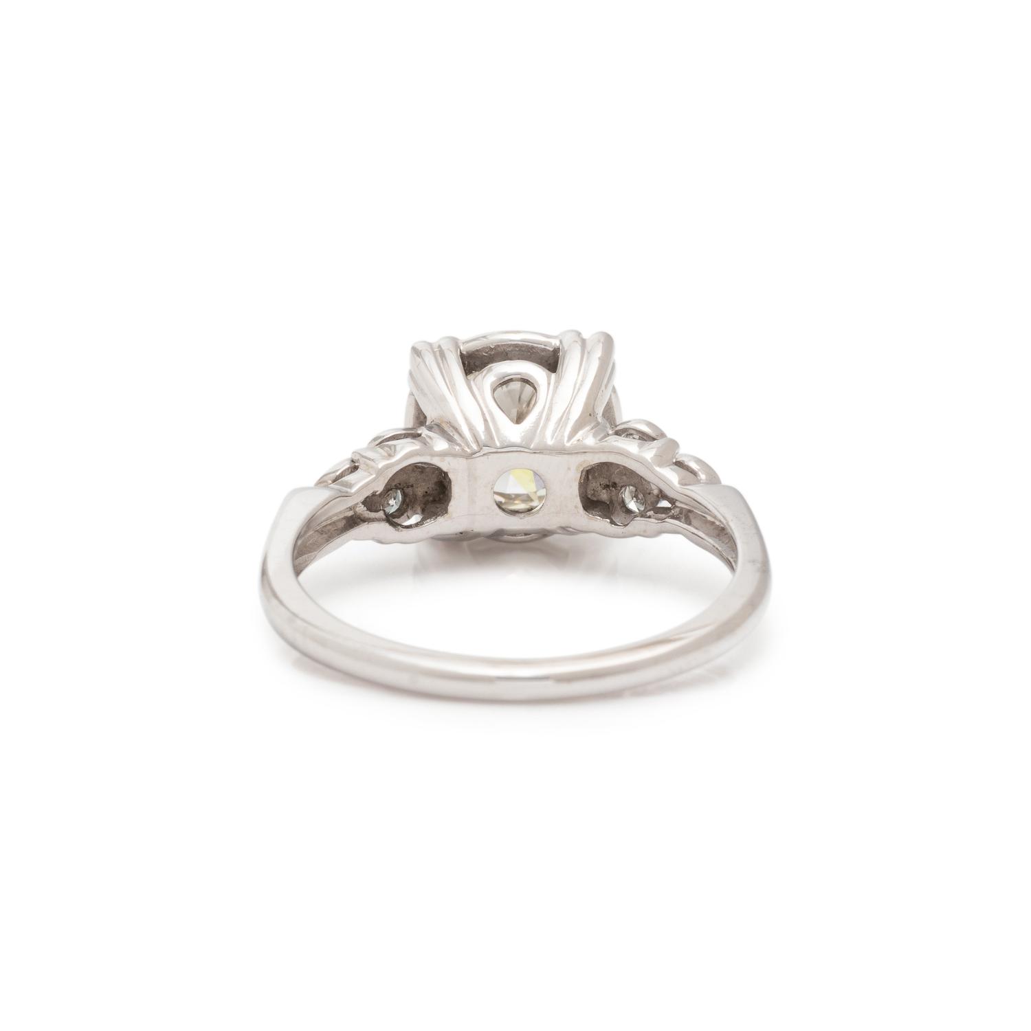WHITE GOLD AND DIAMOND RING
