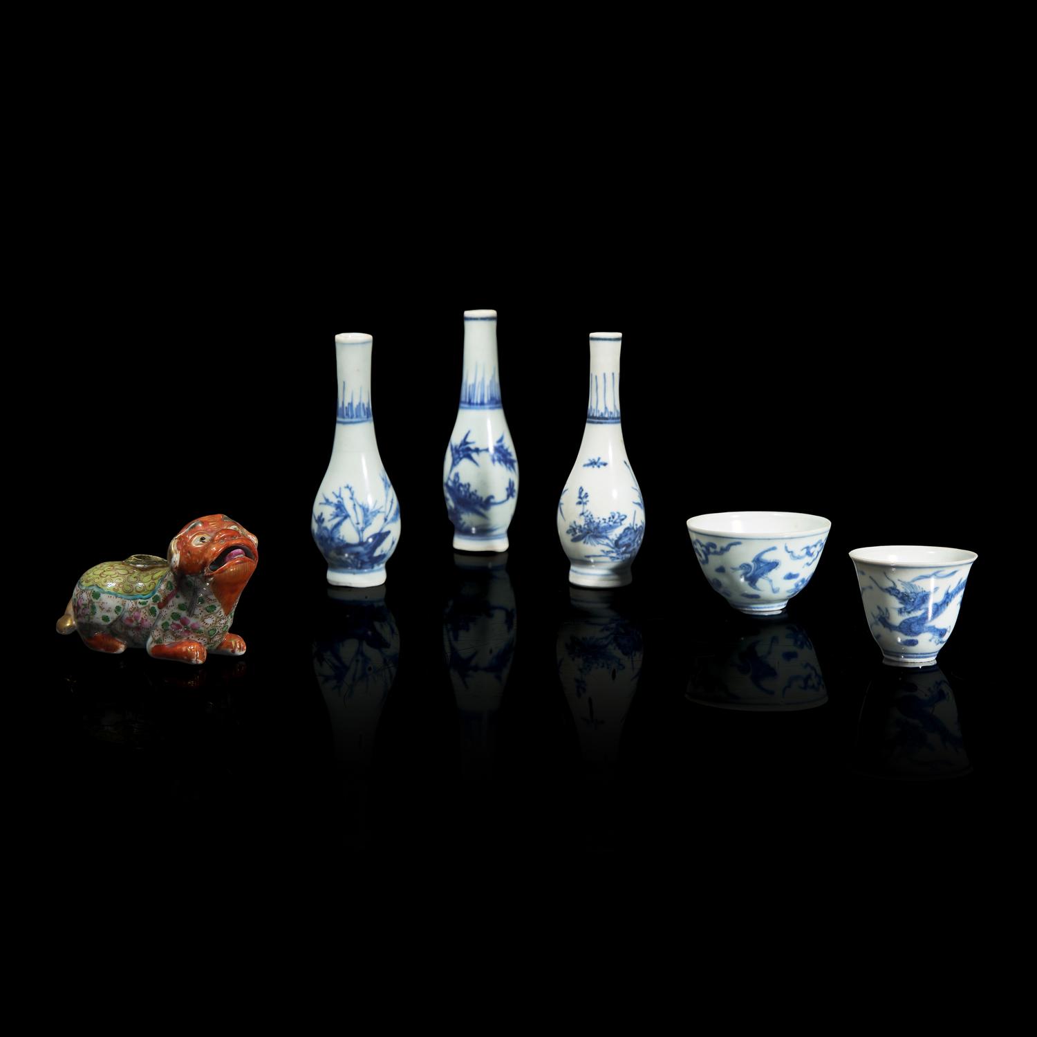 Five Small Chinese Blue and White Wares from the Hatcher Cargo, and a Famille Rose "Lion" Water Dropper. The Blue and White: First Half 17th Century 17世紀初青花海撈瓷五件及19世紀粉彩獅形水滴一件