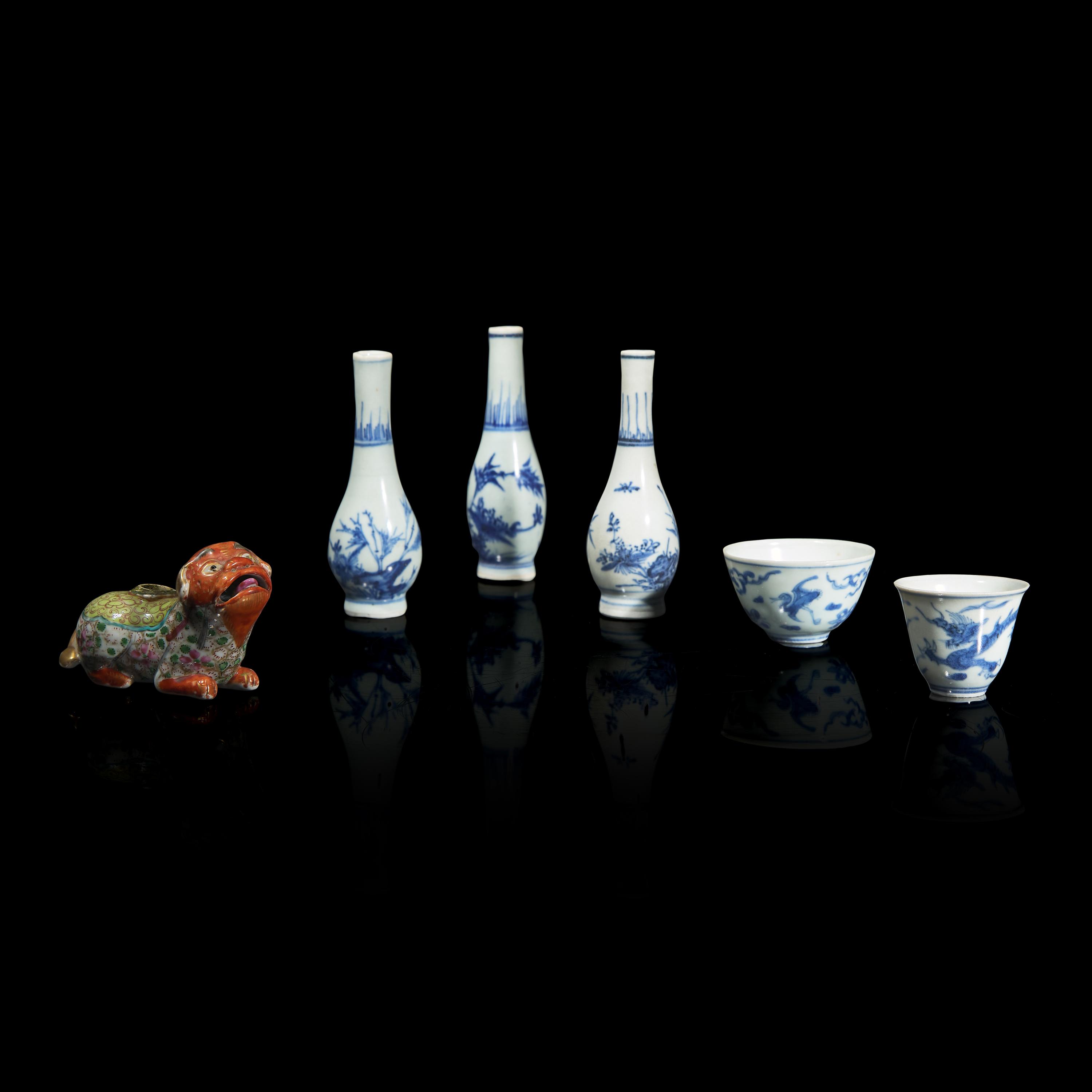 Five Small Chinese Blue and White Wares from the Hatcher Cargo, and a Famille Rose "Lion" Water Dropper. The Blue and White: First Half 17th Century 17世紀初青花海撈瓷五件及19世紀粉彩獅形水滴一件