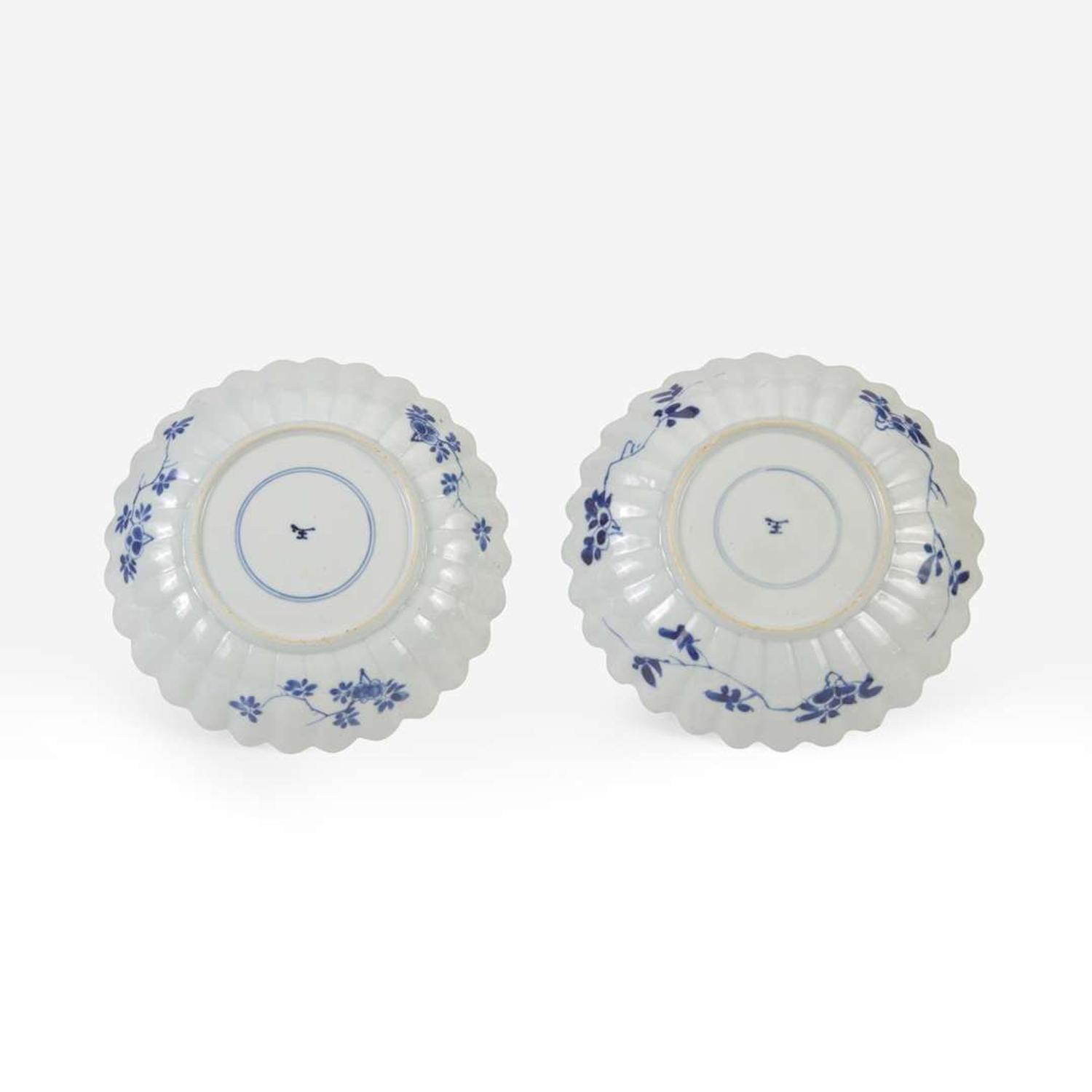 An associated pair of Chinese export blue and white porcelain "Chrysanthemum" dishes 青花出口瓷菊瓣盘 或一对 Kangxi period ? ??