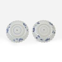 An associated pair of Chinese export blue and white porcelain "Chrysanthemum" dishes 青花出口瓷菊瓣盘 或一对 Kangxi period ? ??