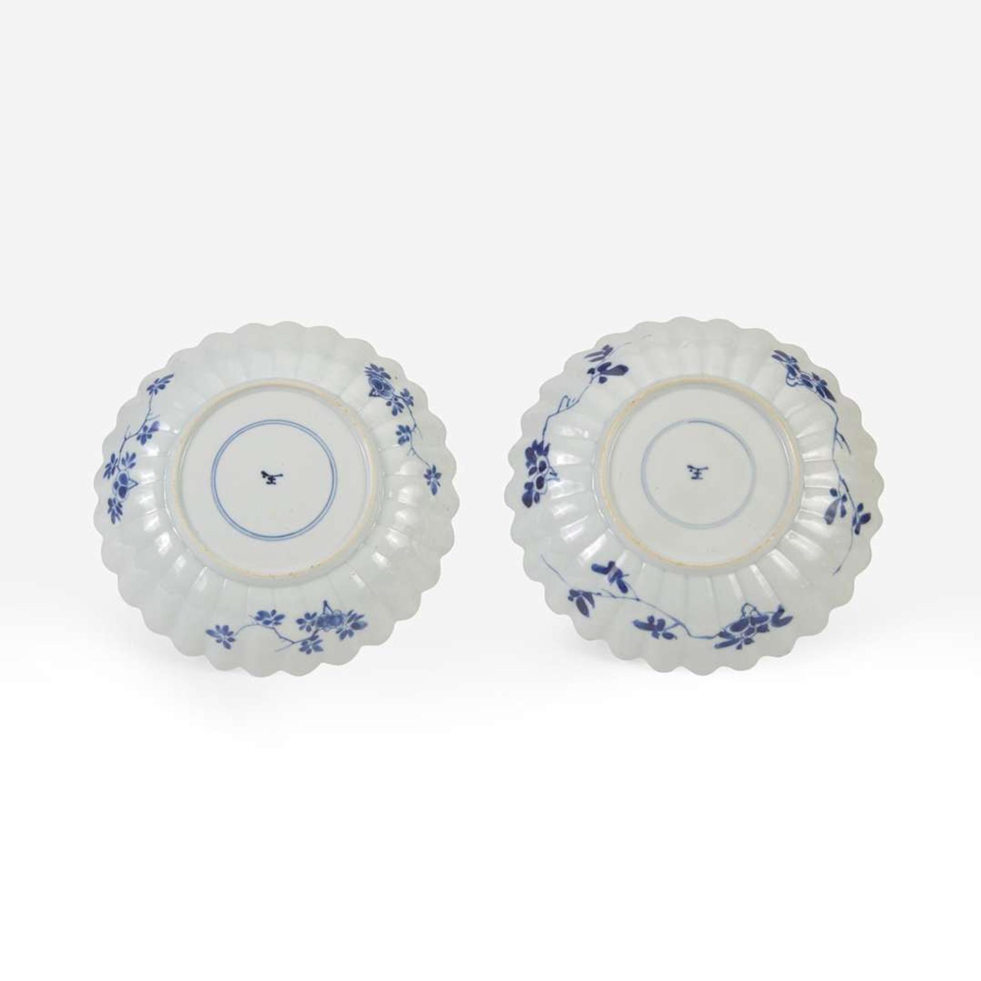 An associated pair of Chinese export blue and white porcelain "Chrysanthemum" dishes 青花出口瓷菊瓣盘 或一对 Kangxi period ? ??