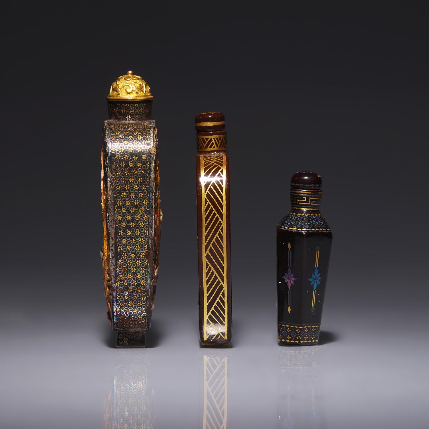 Three Japanese Lacquer Snuff Bottles 日本蒔繪、揚州黑漆螺鈿鼻烟壺三支