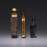 Three Japanese Lacquer Snuff Bottles 日本蒔繪、揚州黑漆螺鈿鼻烟壺三支