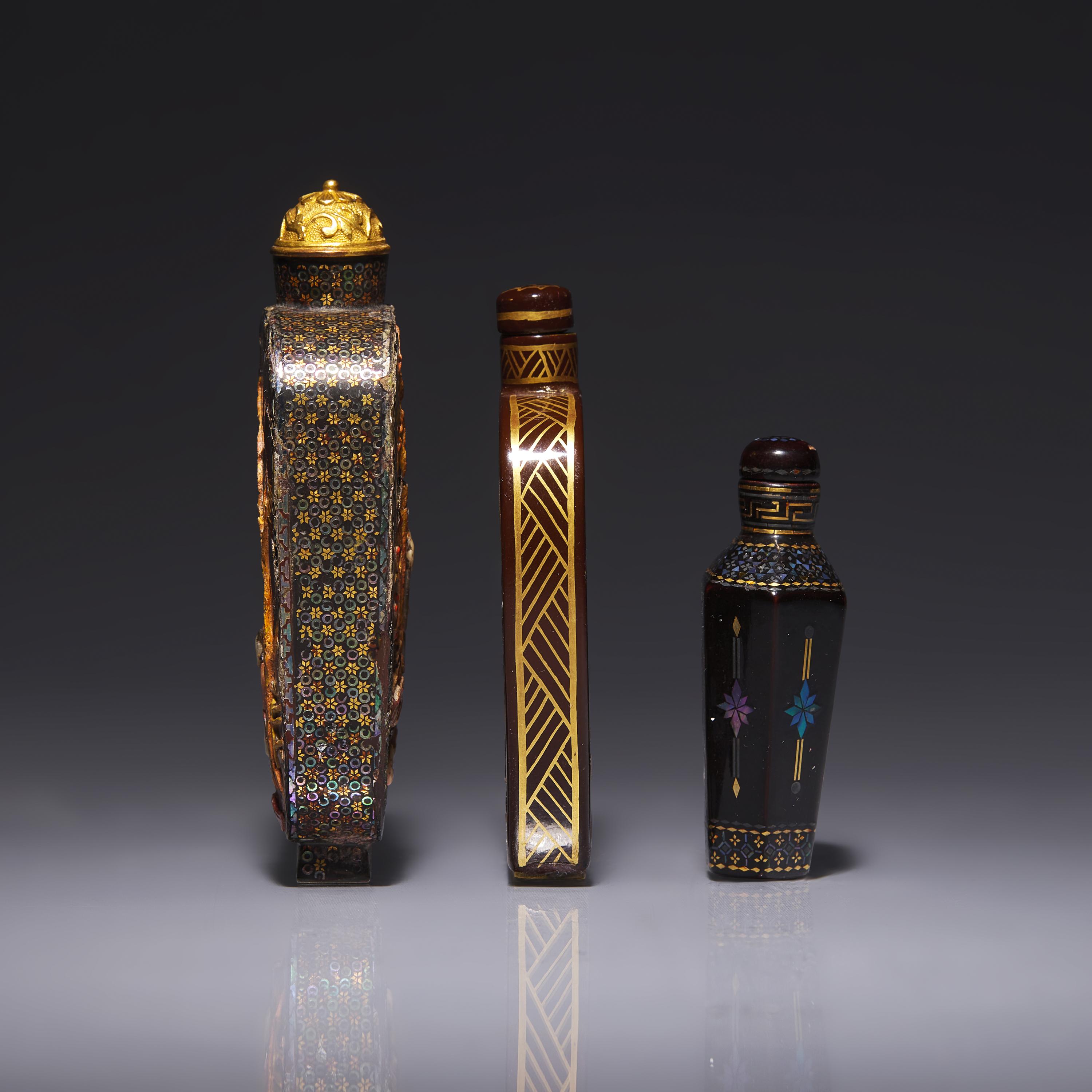 Three Japanese Lacquer Snuff Bottles 日本蒔繪、揚州黑漆螺鈿鼻烟壺三支