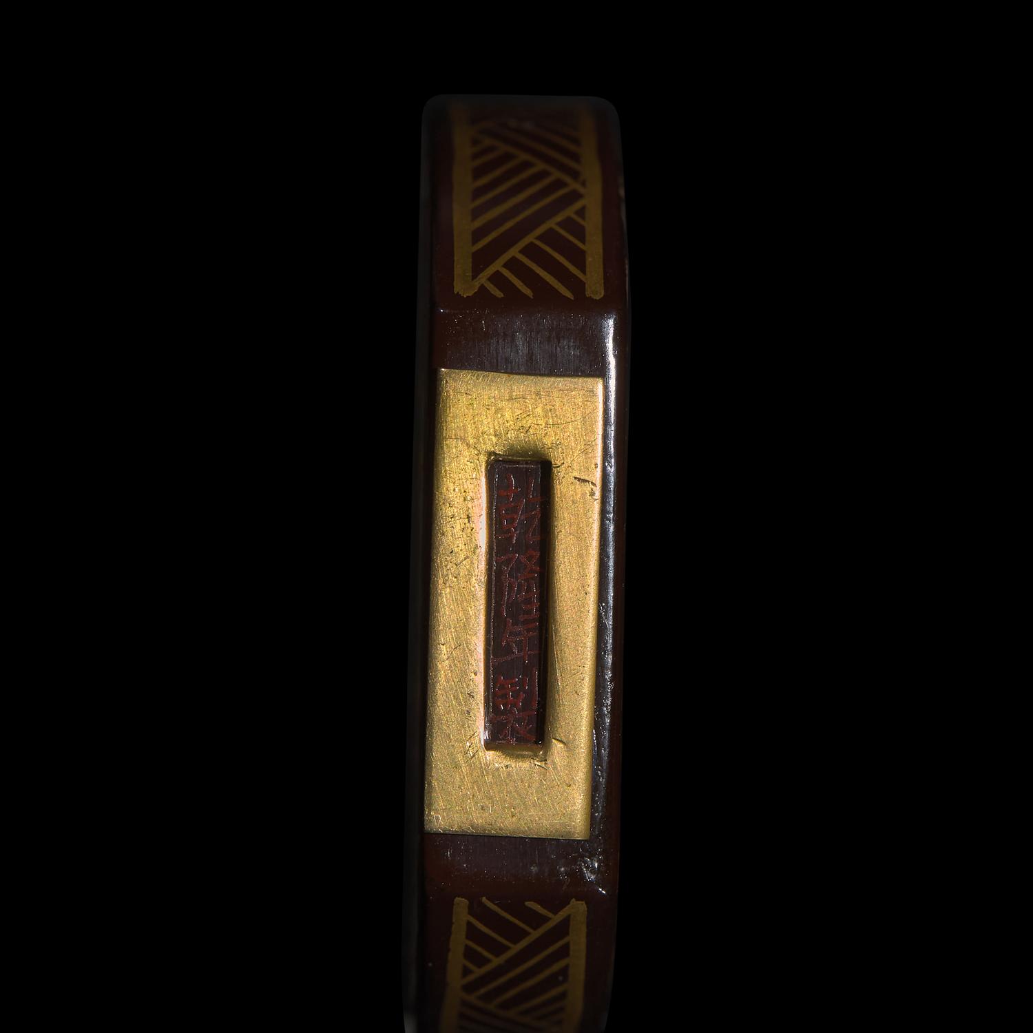 A Japanese Lacquer on Metal Snuff Bottle, Qianlong Mark 乾隆款 日本時繪嵌金屬鼻煙壺一件