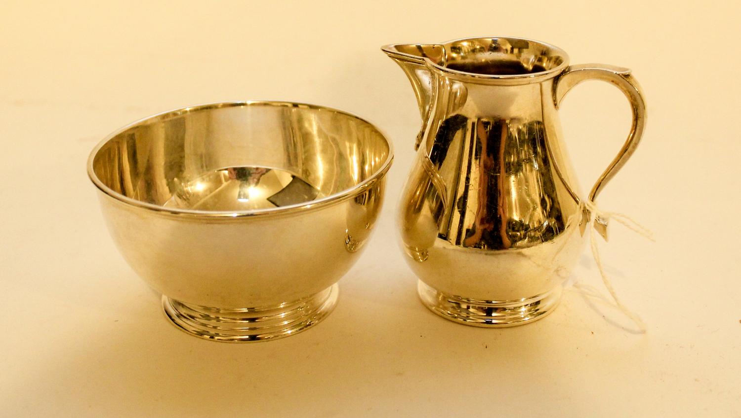 An English Silver Creamer and Sugar Set Diameter 31 3/4 inches. — WALTER H. WILSON, 20TH CENTURY