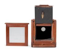 [EARLY PHOTOGRAPHY]. Daguerreotype / wet plate tailboard transitional camera. English, ca 1855.