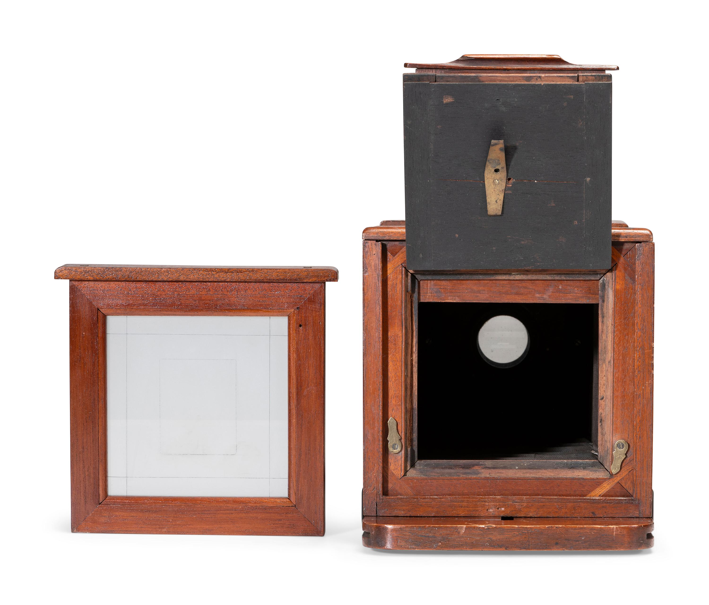 [EARLY PHOTOGRAPHY]. Daguerreotype / wet plate tailboard transitional camera. English, ca 1855.
