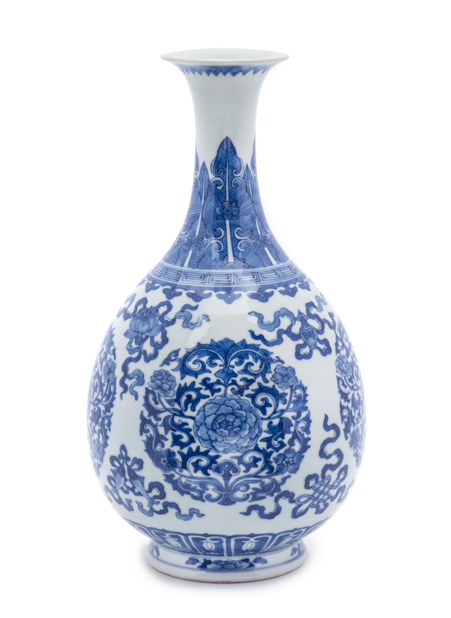 A Chinese Blue and White Porcelain Yuhuchunping Vase 18TH/19TH CENTURY Height 11 1/2 inches. — 18TH/19TH CENTURY