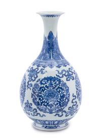 A Chinese Blue and White Porcelain Yuhuchunping Vase 18TH/19TH CENTURY Height 11 1/2 inches. — 18TH/19TH CENTURY