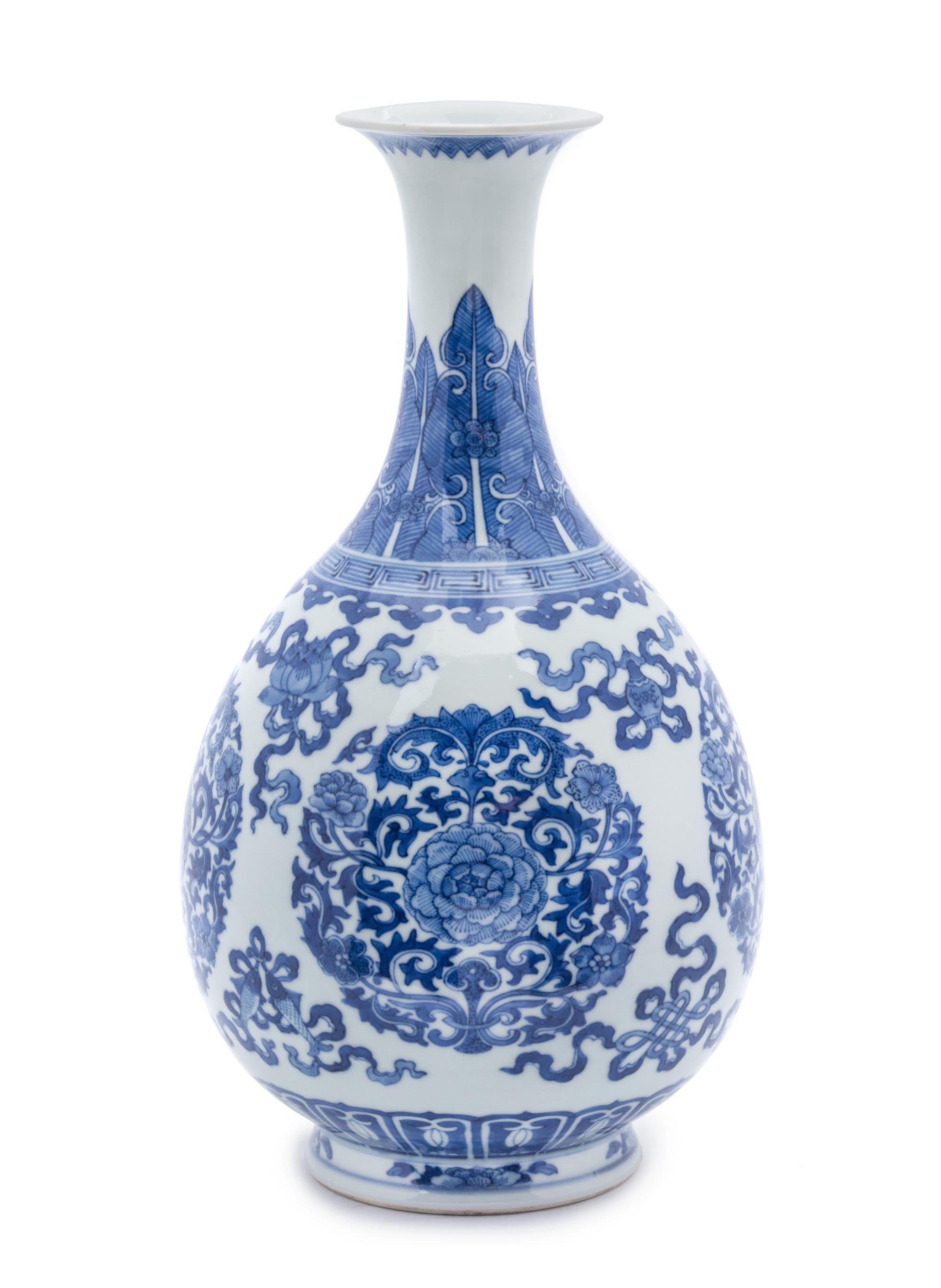 A Chinese Blue and White Porcelain Yuhuchunping Vase 18TH/19TH CENTURY Height 11 1/2 inches. — 18TH/19TH CENTURY