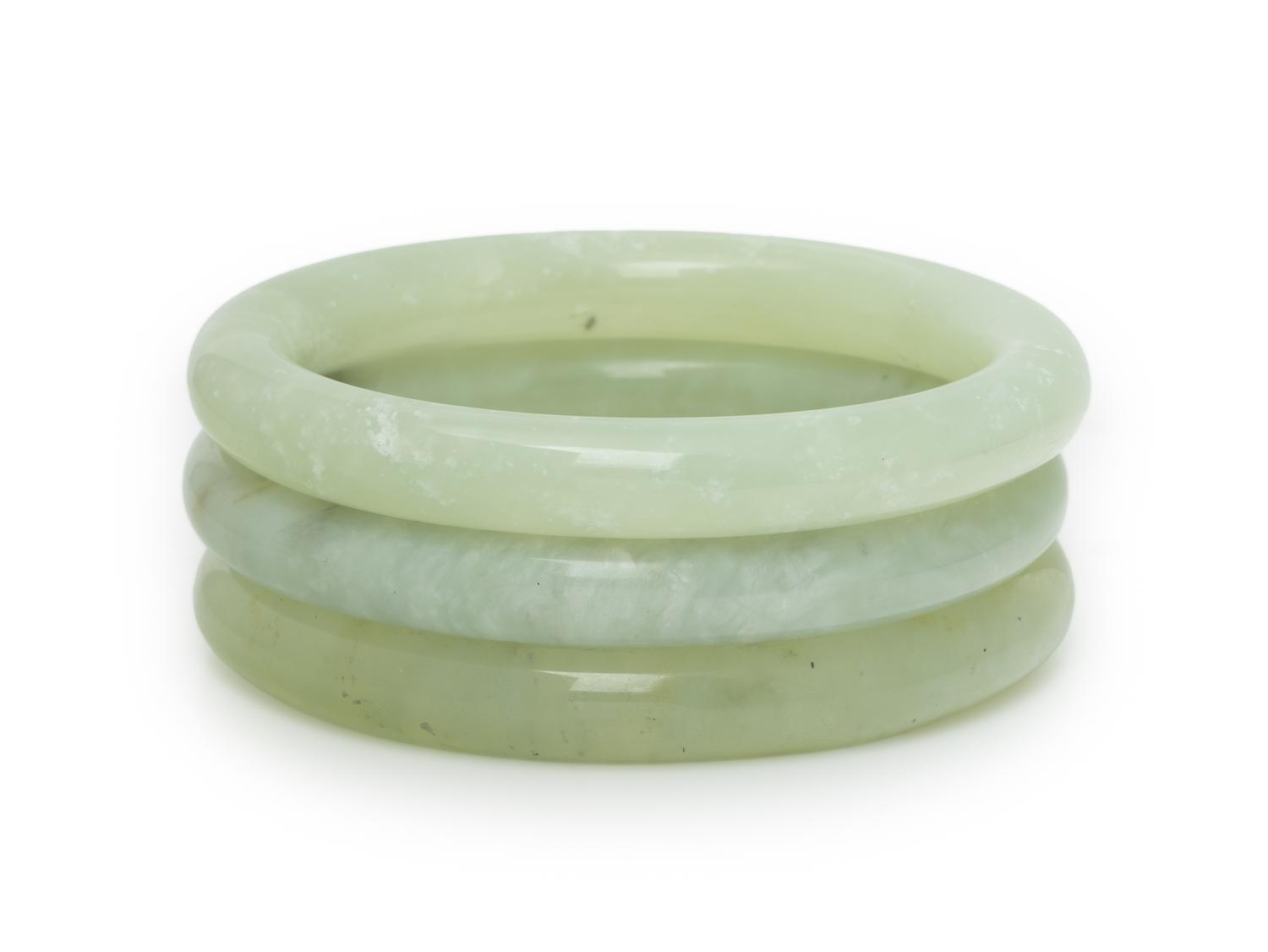COLLECTION OF JADE AND HARDSTONE BANGLE BRACELETS