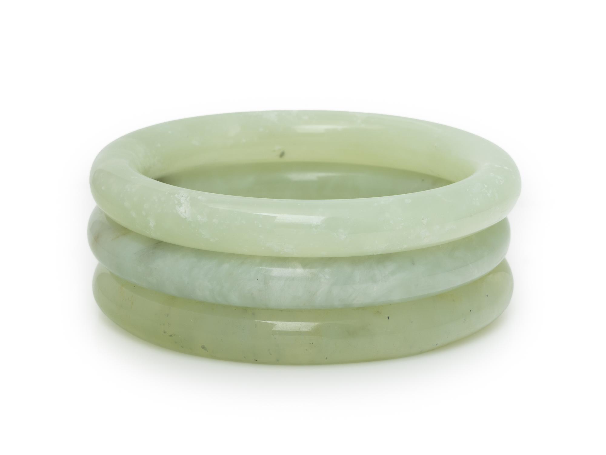 COLLECTION OF JADE AND HARDSTONE BANGLE BRACELETS