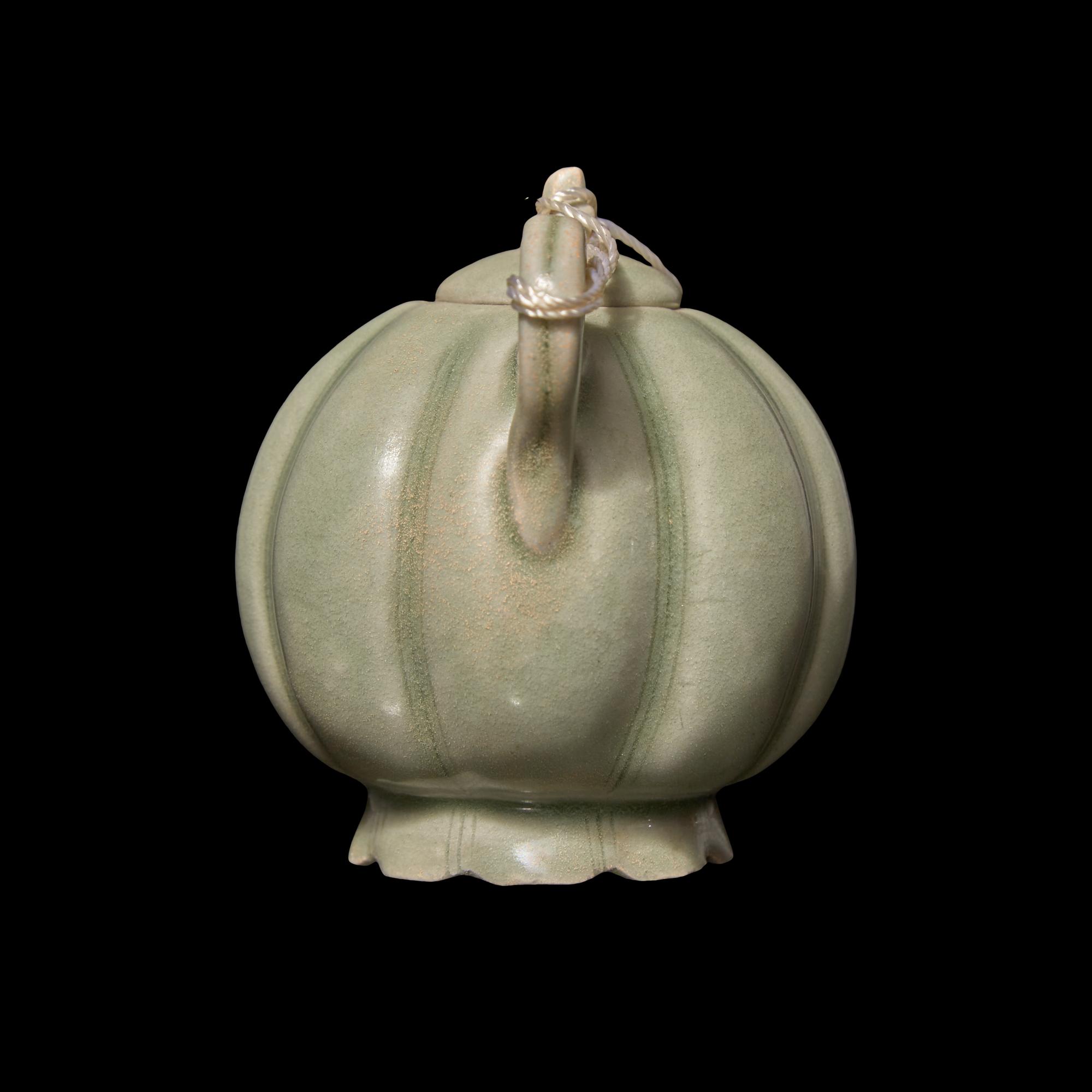 A Chinese Yueyao Style Melon Form Water Dropper and Cover 越窯青釉瓜棱式硯滴