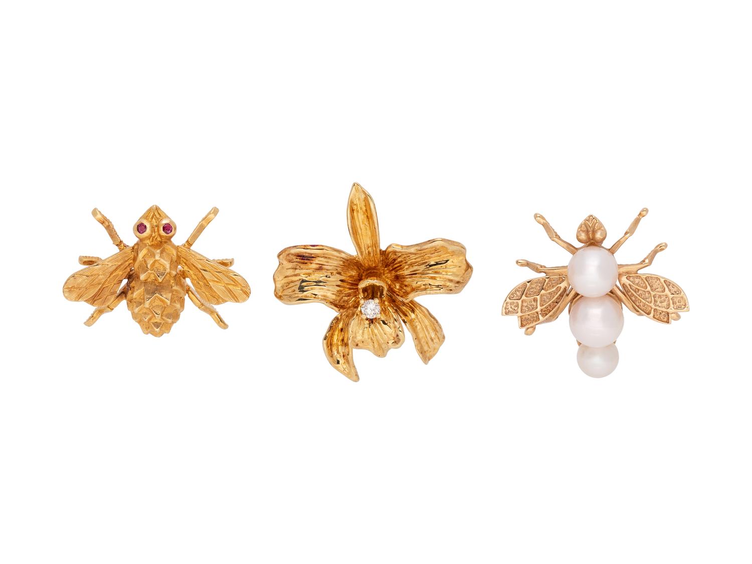 COLLECTION OF YELLOW GOLD BROOCHES