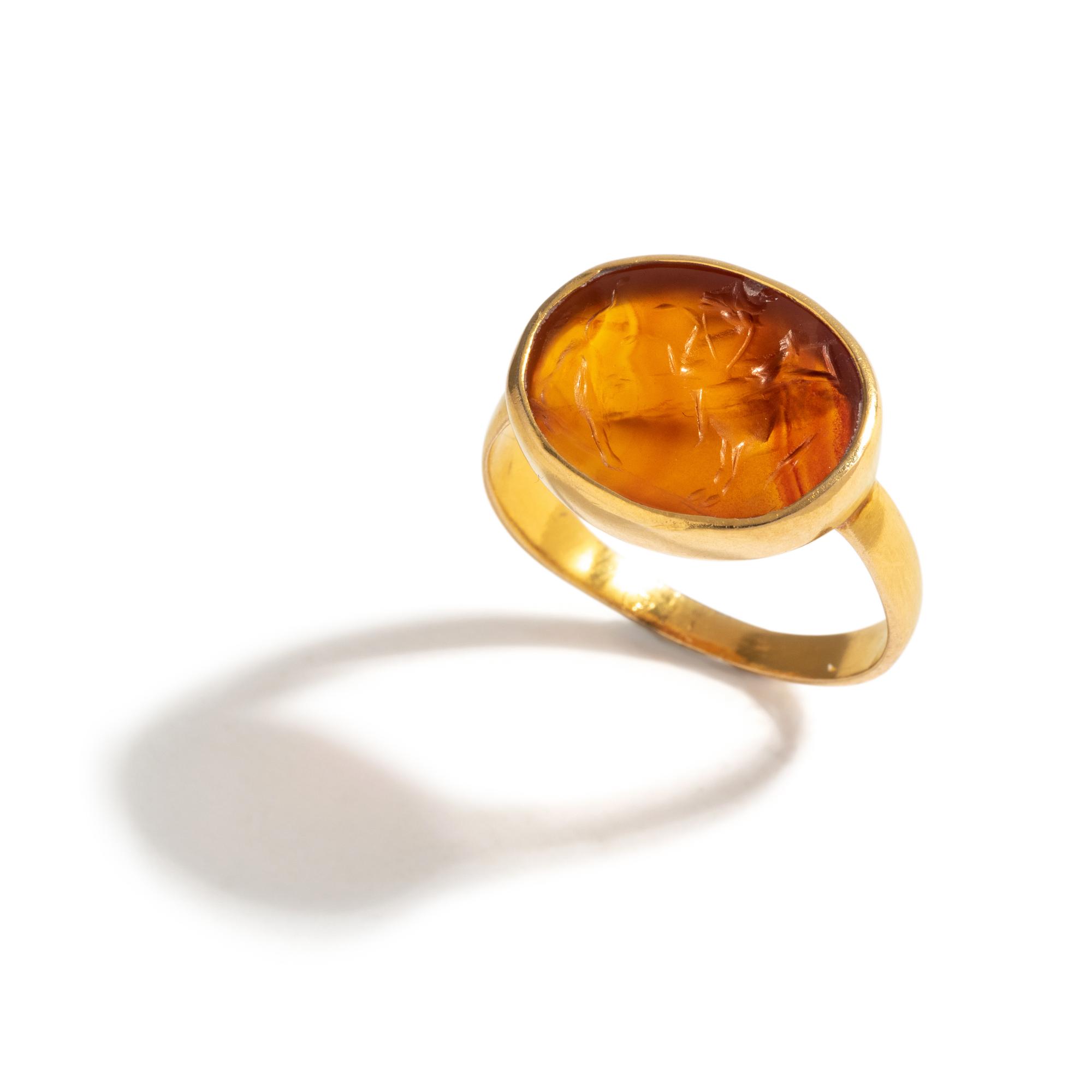 A Late Roman Agate Ring Stone with a Hunting Scene — Set in a gold band