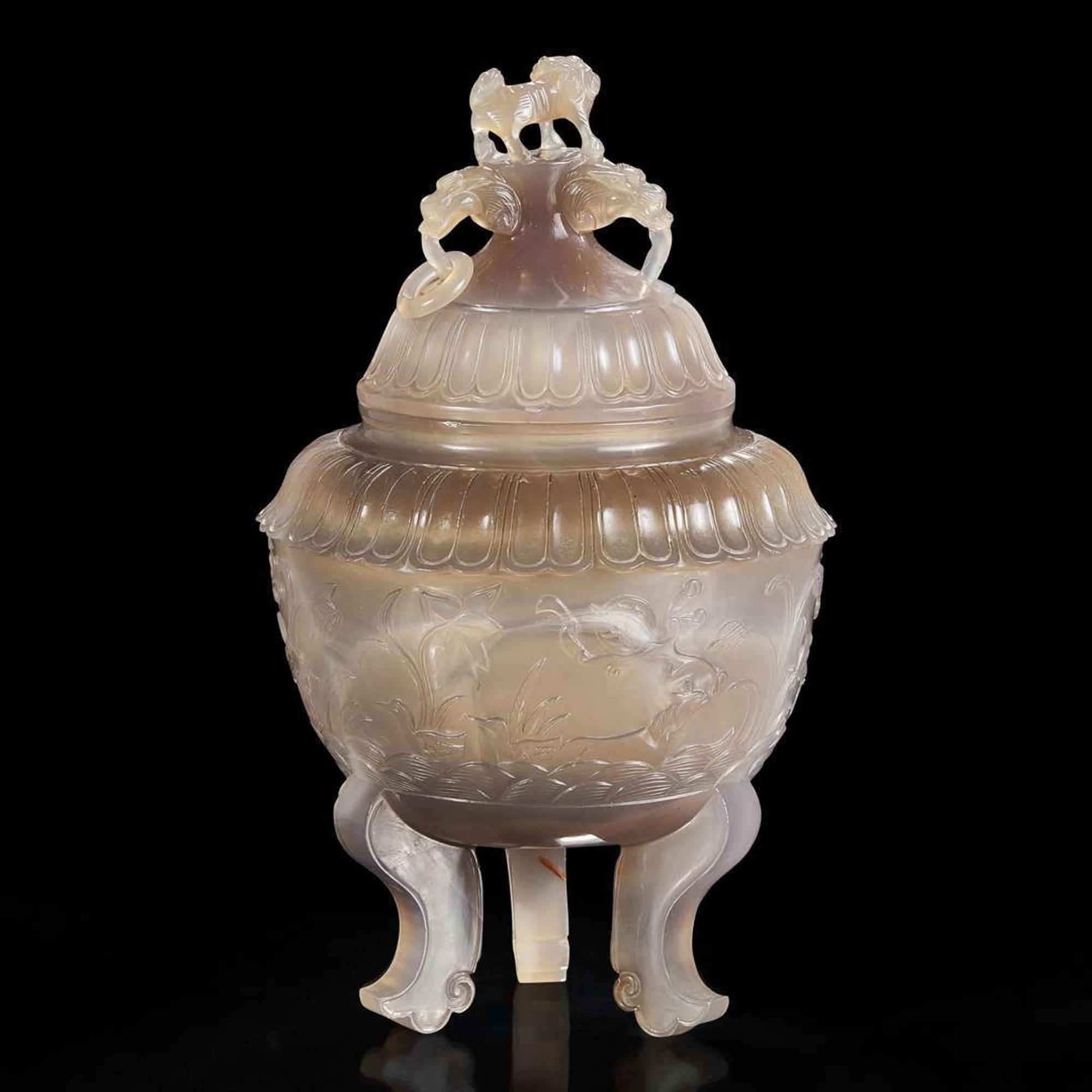 A Chinese carved agate censer and cover 玛瑙带盖香炉