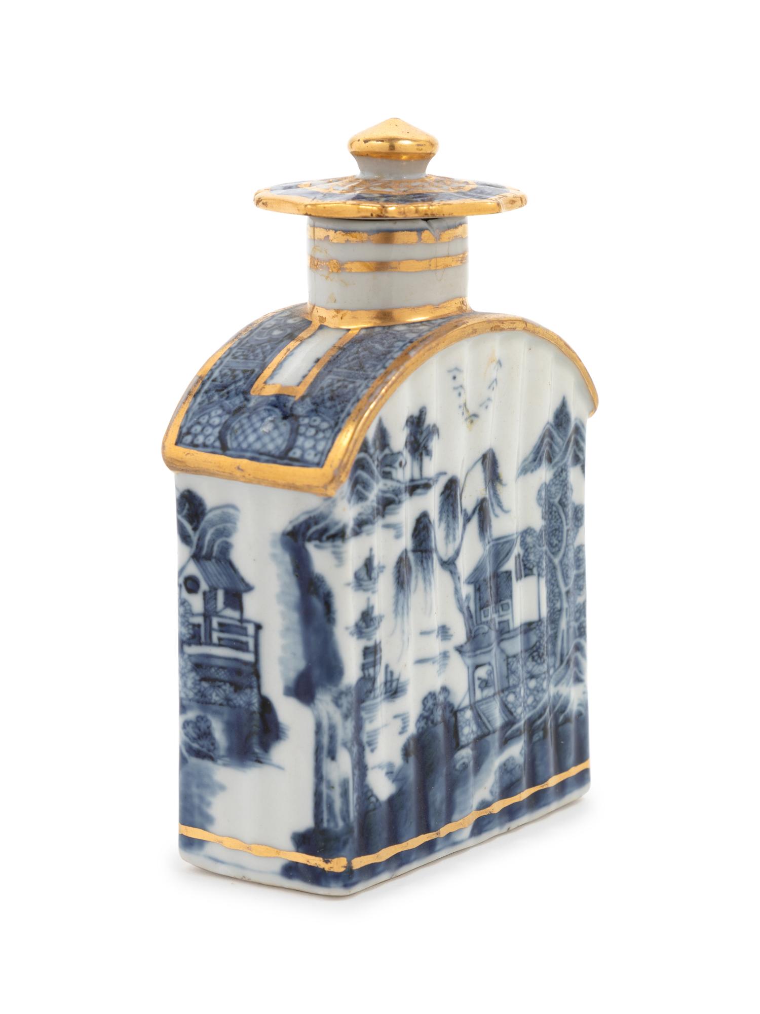 A Chinese Export Parcel Gilt Porcelain Tea Caddy